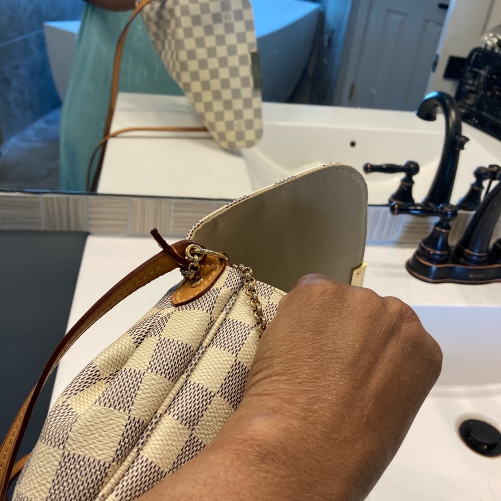 Crossbody Louis Vuitton purse